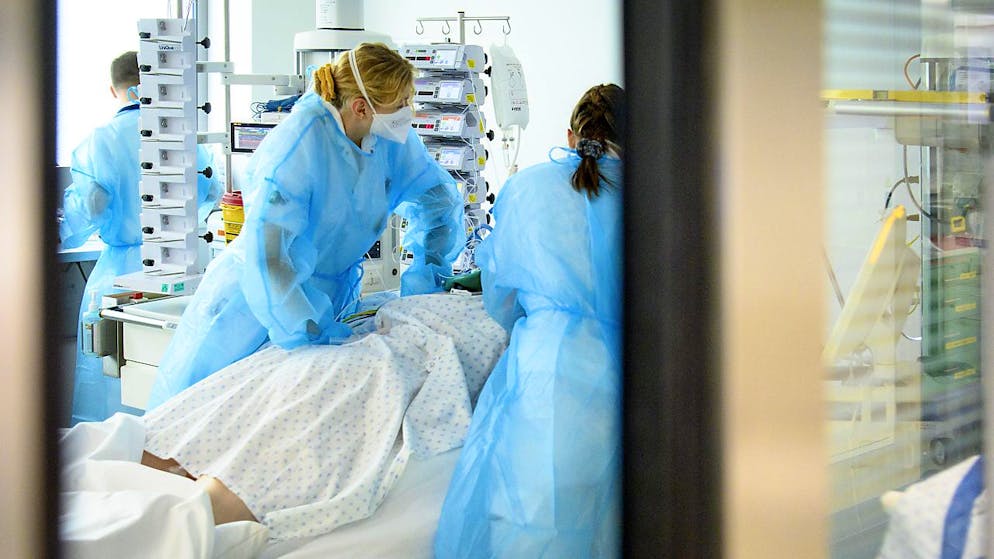 Les services de soins critiques français, qui traitent les formes les plus graves de la maladie, prennent en charge 3572 patients, dont 101 nouvelles admissions (image symbolique).