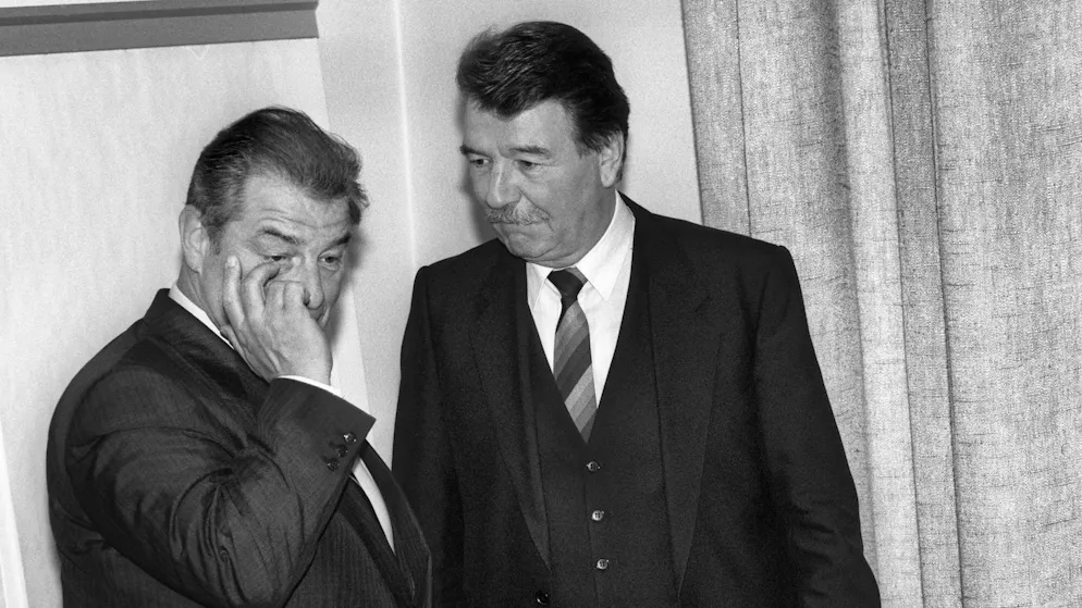 Die Bundesräte Jean-Pascal Delamuraz (links) und René Felber sind von den harten Verhandlungen gezeichnet, die sie im Mai 1991 in Brüssel führen mussten. Nur mit knapper Not konnte damals ein Scheitern des Europäischen Wirtschaftsraums (EWR) verhindert werden.
