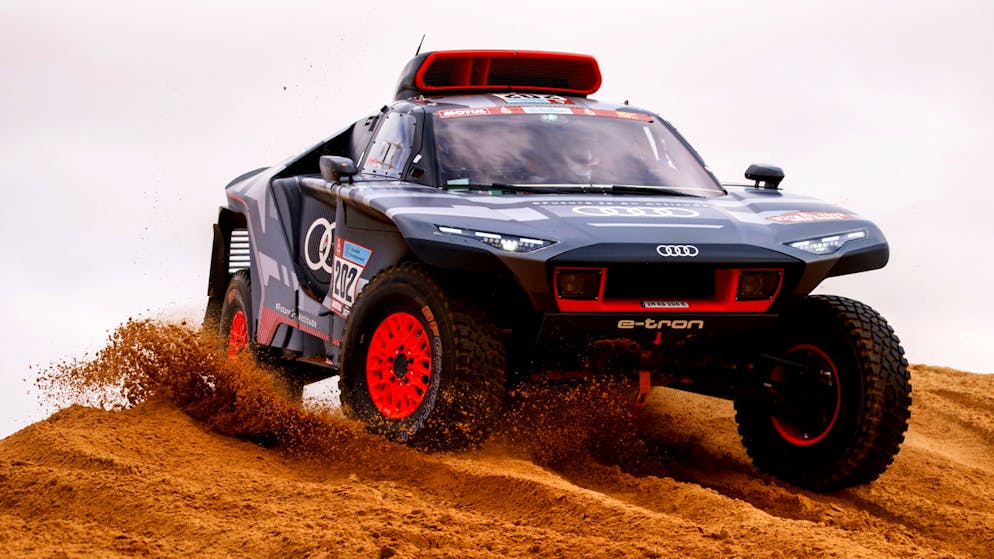 Carlos Sainz a remporté la 3e étape du Dakar 2022 au volant de son Audi hybride.