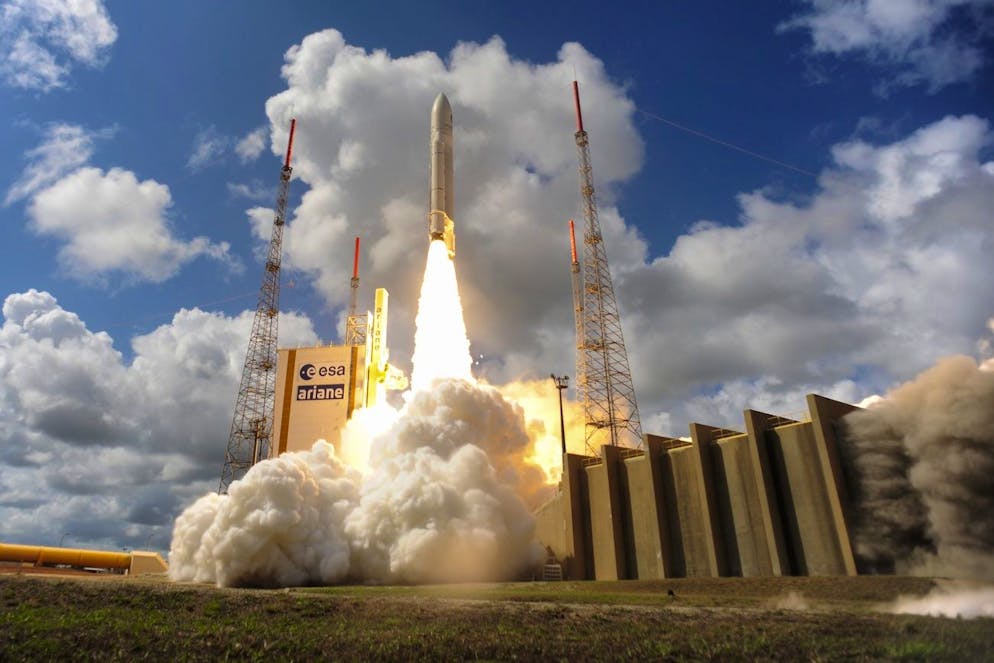 epa05635675 A handout photograph made available European Space Agency (ESA) by showing Ariane 5 lifting off on flight VA233, from Europe's Spaceport in Kourou, French Guiana, on 17 November 2016. EPA/Stephane Corvaja / ESA 2016 HANDOUT HANDOUT EDITORIAL USE ONLY/NO SALES