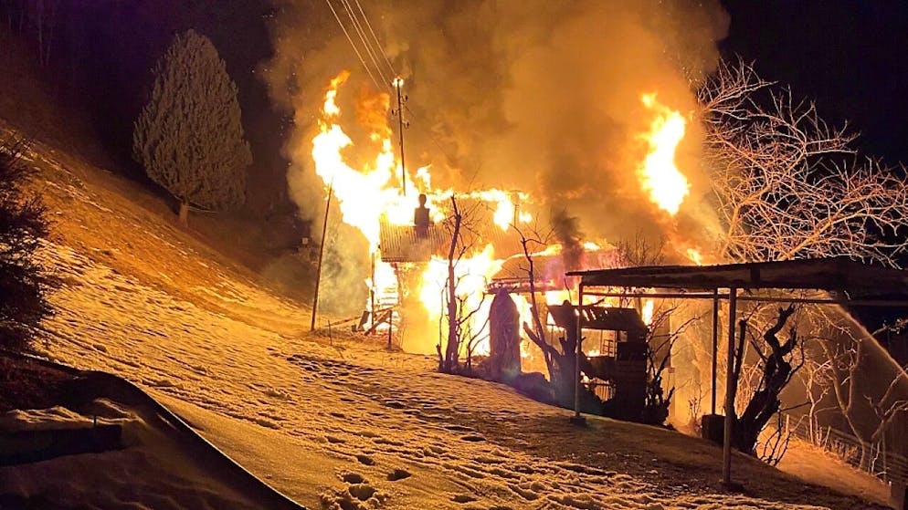 Au moment de l’incendie, le chalet était inoccupé, précise la police cantonale valaisanne.