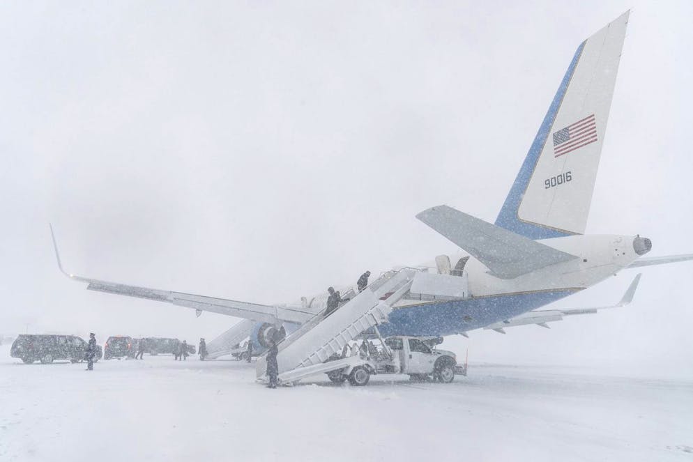 Le cortège du président Joe Biden est assis sur le tarmac à côté d'Air Force One pendant la tempête de neige hivernale à Andrews Air Force Base, dans le Maryland, le lundi 3 janvier 2022, juste avant le départ du président pour Washington.