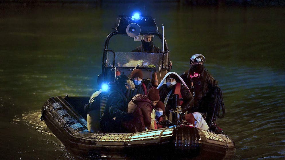 Un groupe de migrants est escorté par des gardes-frontières vers le port de Douvres en Grande-Bretagne après qu'un incident à leur petite embarcation alors qu'ils tentaient de traverser la Manche, une traversée entreprise par un nombre record de migrants en 2021 (archives).