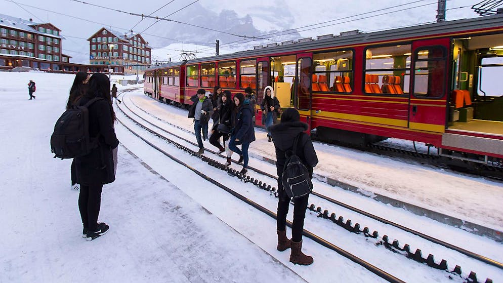 Des touristes s'apprêtent à embarquer dans leur train à destination du Jungfraujoch, à la gare de la Petite Scheidegg (archives).