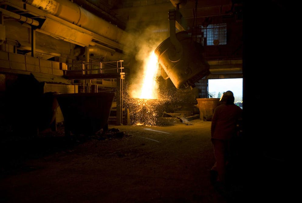 «Pour une raison encore inconnue», un pont roulant utilisé pour transporter des charges dans un atelier du site «s'est effondré au cours d'une opération de production, entraînant la chute d'un godet contenant du métal en fusion, sans écoulement de ce dernier à ce stade», avait expliqué lundi la préfecture. (photo d'illustration).