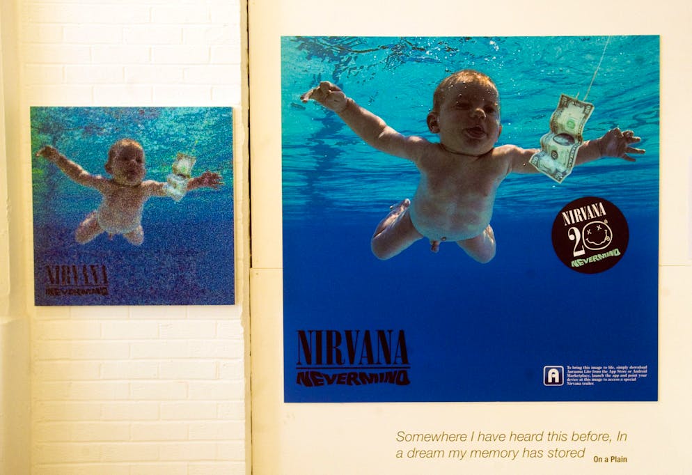Photographié en 1991 à l'âge de quatre mois, Spencer Elden figure nu dans une piscine sur la pochette de Nevermind, le regard lorgnant sur un billet d'un dollar accroché à un hameçon.