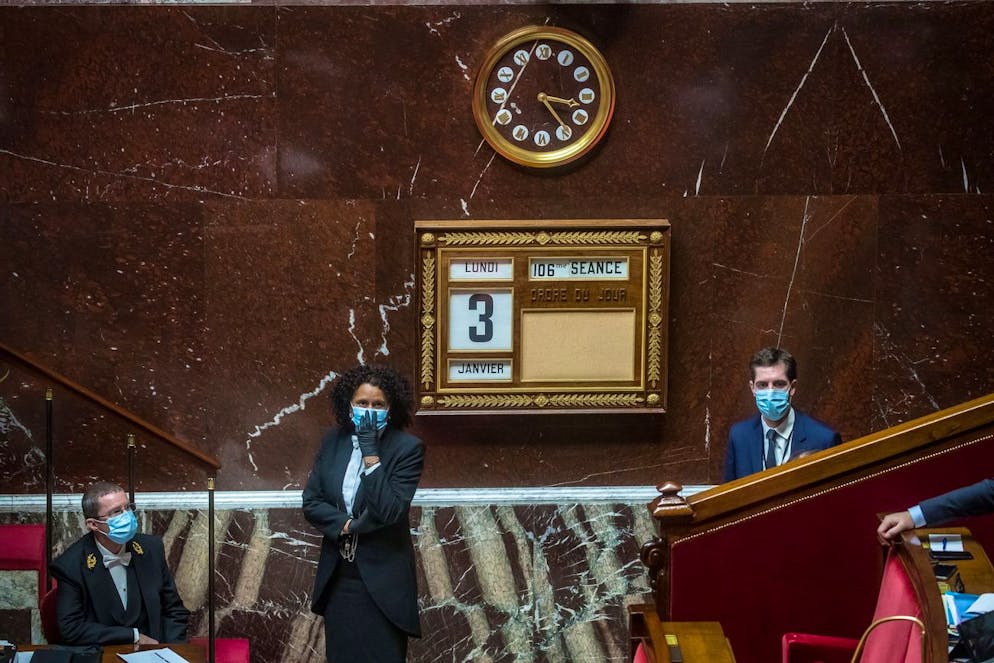 Les huissiers du Parlement se tiennent sur l'hémicycle pendant le discours du ministre de la Santé Olivier Veran (pas sur la photo) aux députés lors d'un débat sur un projet de loi instituant le passage vaccinal obligatoire et une série de mesures sanitaires visant à réduire les cas positifs de Covid-19 et la montée du variant Omicron, à l'Assemblée nationale à Paris, France, 03 janvier 2022.