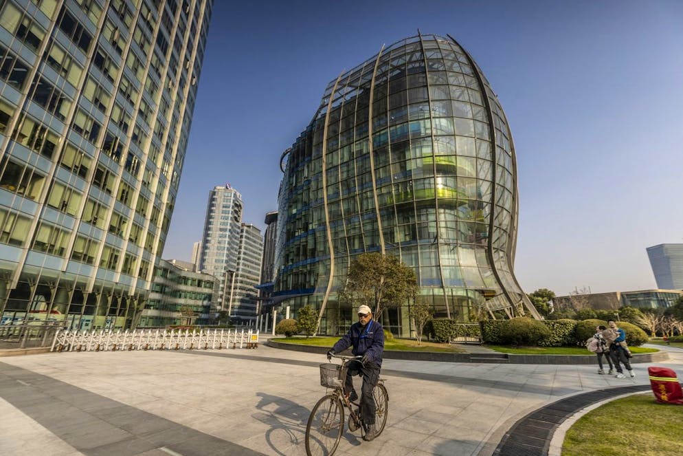 Les gens passent devant l'Evergrande Center dont le logo a été supprimé à Shanghai, Chine, 03 janvier 2022.