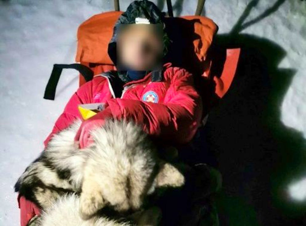 Photo non datée d'un montagnard et de son sauveteur, le chien "North", dans le massif du Velebit en Croatie, communiquée le 4 janvier 2022 par les services de secours en montagne