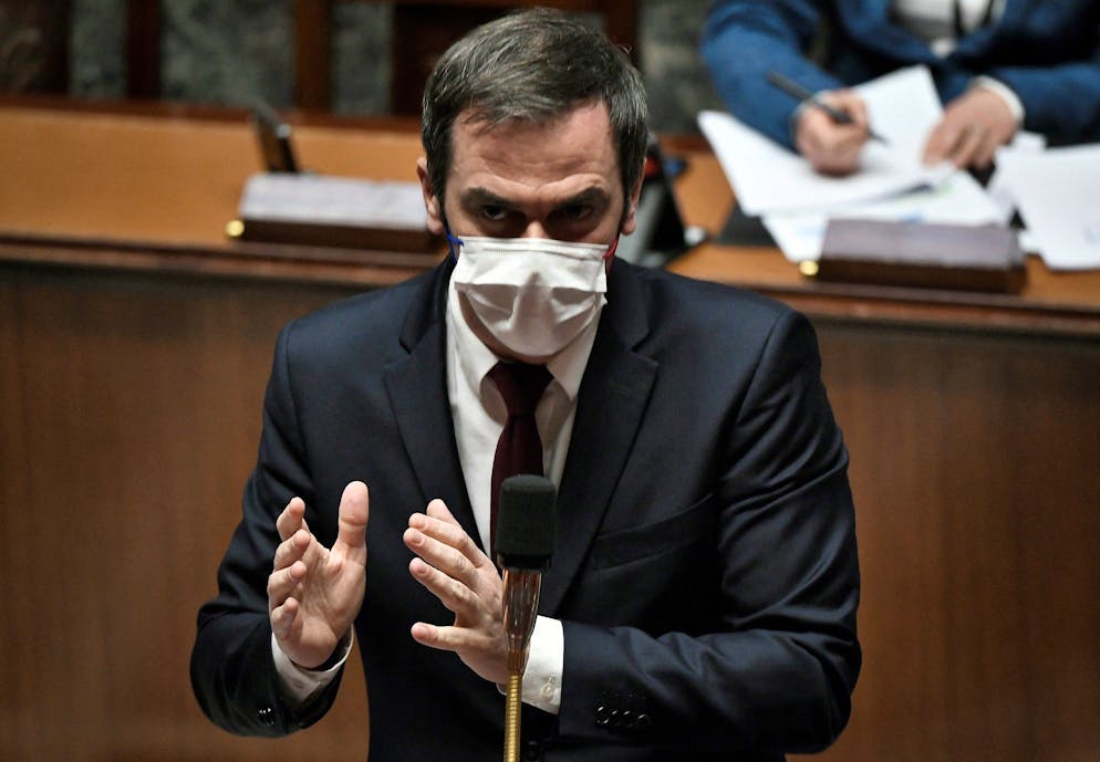 Pour le ministre français de la Santé, le nouveau variant, qui devient majoritaire dans de nombreux pays, est tellement contagieux qu'il "va entraîner une immunité renforcée" dans le monde.