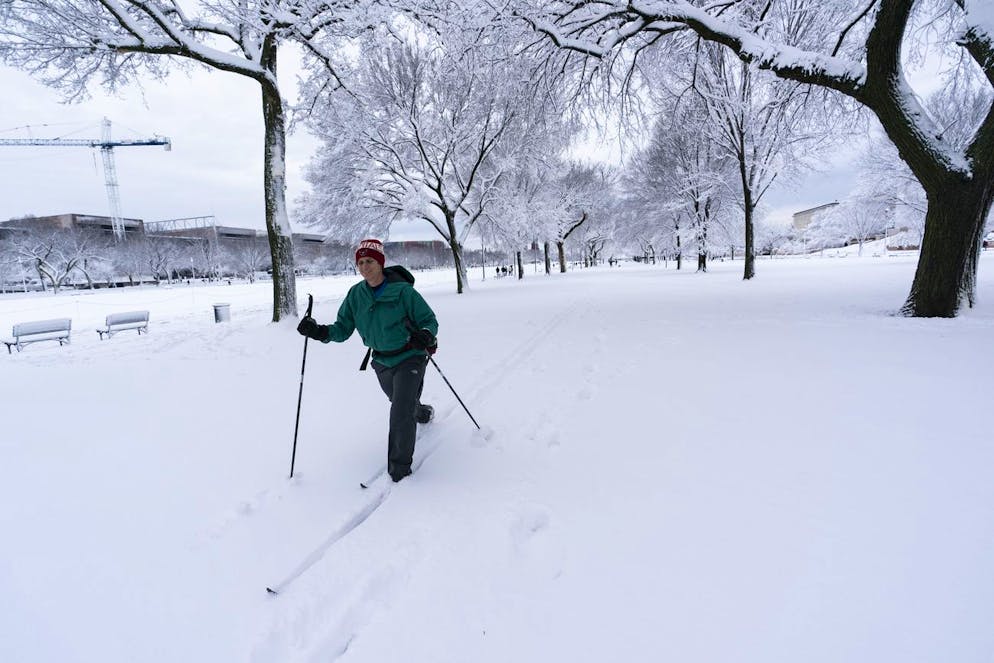 Rob Lucchesi fait du ski de fond le long du National Mall, le lundi 3 janvier 2022, à Washington.