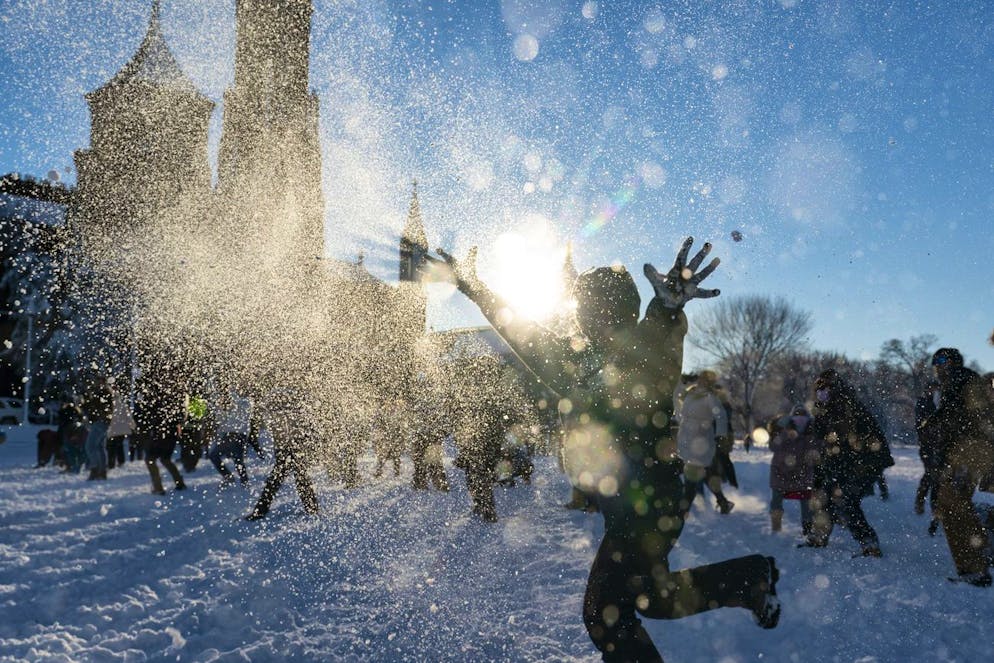 Des gens participent à une bataille de boules de neige organisée par la DC Snowball Fight Association, sur le National Mall dans la neige, le lundi 3 janvier 2022, à Washington.
