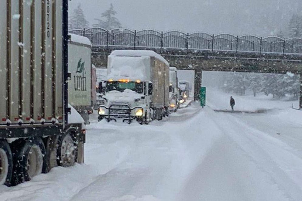 Sur cette photo fournie par le ministère des Transports de l'Oregon, des camions sont garés dans la neige le long de l'Interstate 84 dans les gorges du fleuve Columbia à environ 60 miles à l'est de Portland, Oregon, le lundi 3 janvier 2022.