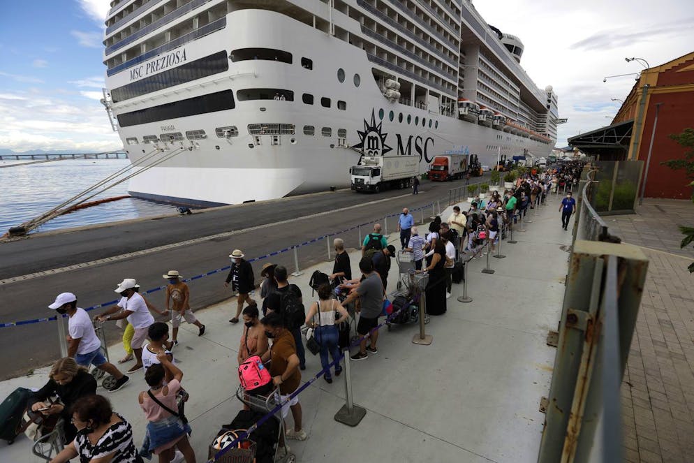 Des passagers débarquent du bateau de croisière « MSC Preziosa », dans la zone portuaire de Rio de Janeiro, au Brésil, le dimanche 2 janvier 2022, après que l'Agence sanitaire brésilienne a confirmé d'autres cas de COVID-19 à bord.