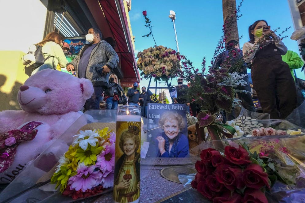 Des fleurs, des jouets en peluche et des cartes sont exposés à la star du Hollywood Walk of Fame de la regrettée actrice Betty White, le vendredi 31 décembre 2021, à Los Angeles.
