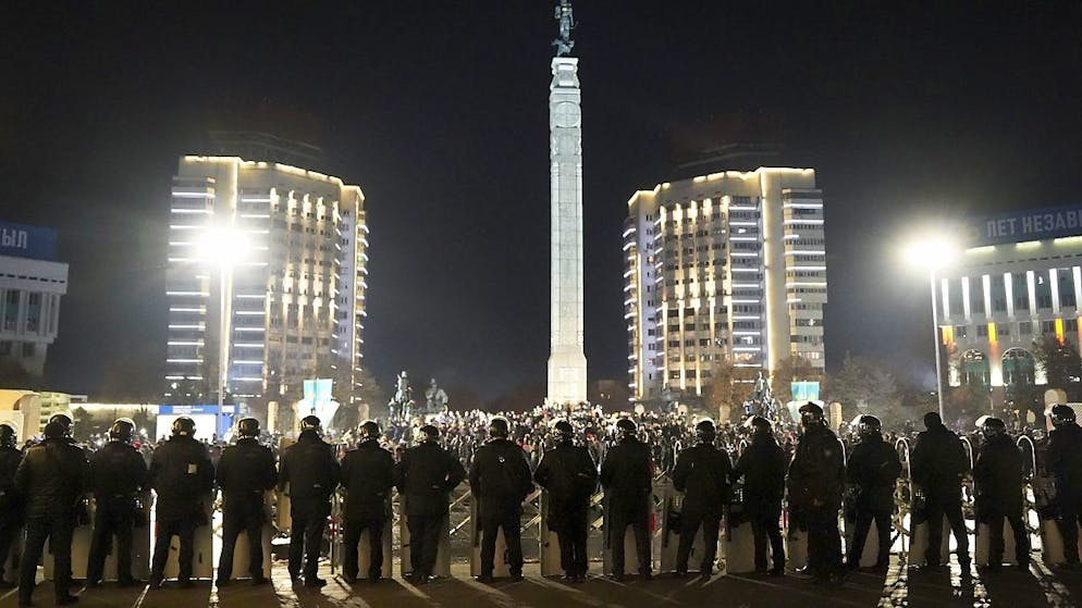 La polizia schierata durante le manifestazione contro l'aumento del prezzo del gas ad Almaty.