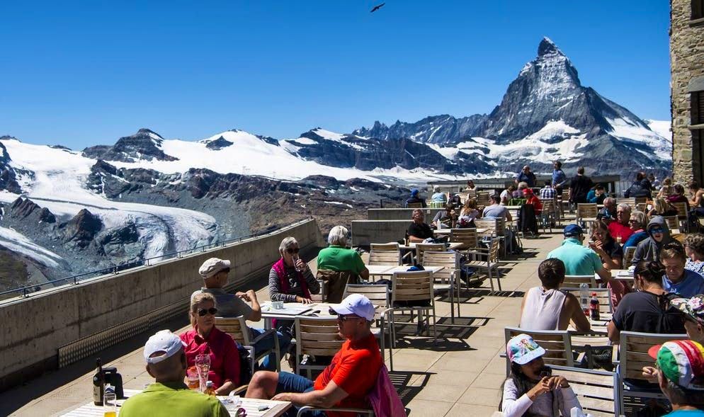 Alors que la femme et les enfants de Klyushin sont en vacances à Zermatt pendant dix jours, le père de famille doit être à l'isolement en Suisse. Mais il n'est pas le seul dans ce cas : selon « Bloomberg », jusqu'à dix policiers tiennent compagnie aux Russes.