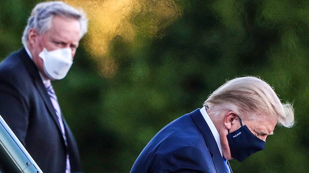 Gewalt in Washington: Trumps Mob stürmt das Kapitol. Trumps Stabschef Mark Meadows (rechts) kam wohl eine Schlüsselrolle zu: So schrieb ihm unter anderem der Präsidentensohn Donald Trump Jr., sein Vater müsse der Gewalt Einhalt gebieten. (2. Oktober 2021) 