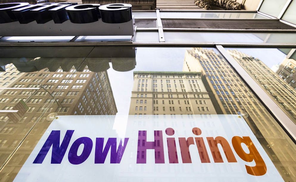 Un signe annonçant des offres d'emploi dans une vitrine de magasin à New York, New York, USA, 04 janvier 2022. Le ministère du Travail des États-Unis a signalé que 4,5 millions de personnes ont quitté leur emploi en novembre 2021 et que les employeurs ont affiché 10,6 millions d'offres d'emploi au cours ce même temps.