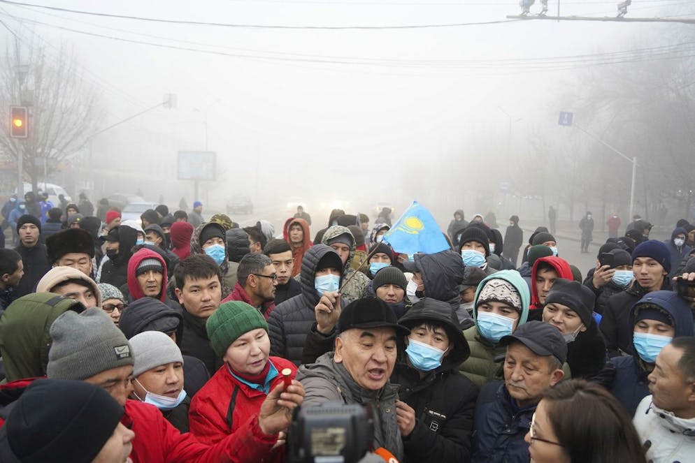 Des manifestants, dont l'un détient des munitions de police, se rassemblent lors d'une manifestation à Almaty, au Kazakhstan, le mercredi 5 janvier 2022.