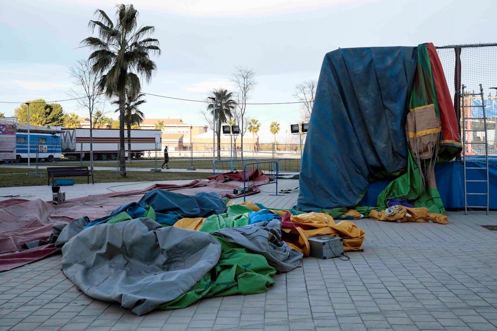 Les enfants ont été propulsés dans les airs par des rafales de vent.