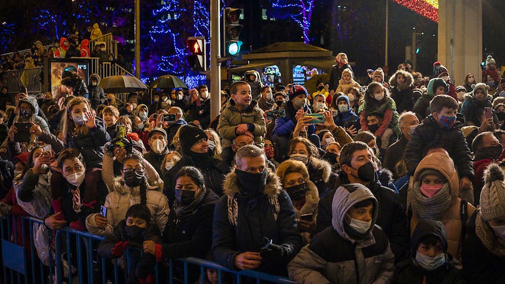 Des milliers de personnes sont descendues dans les rues de Madrid pour admirer la parade de l'Epiphanie.