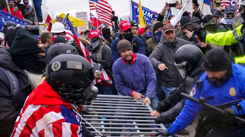 Gewalt in Washington: Trumps Mob stürmt das Kapitol. Auch Absperrungen und Sicherheitskräfte können die Meute nicht aufhalten. (6. Januar 2021)