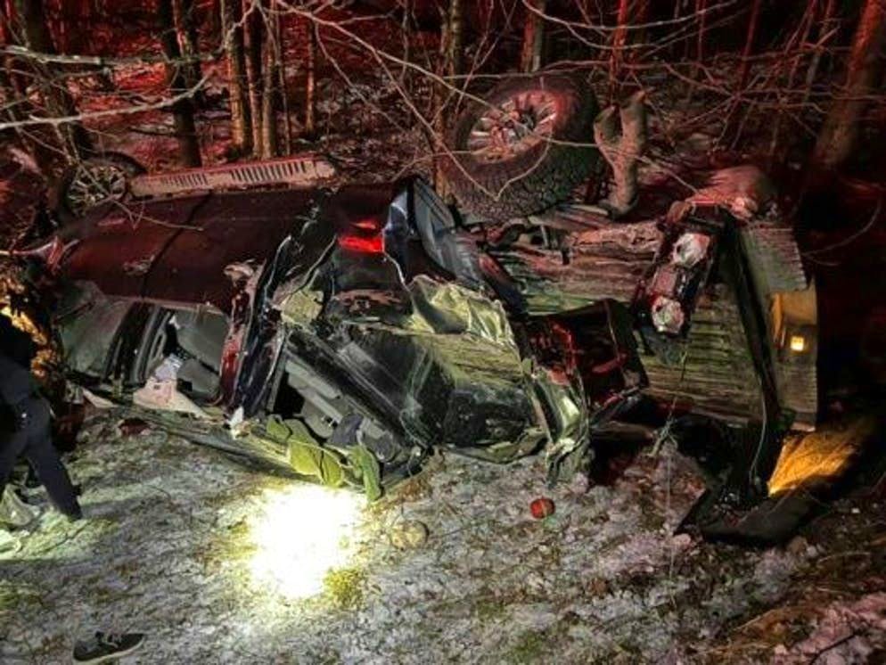 Photo de la police du New Hampshire publiée sur Facebook montrant le pickup accidenté auquel le chien Tinsley à conduit les forces de l'ordre, le 3 janvier 2022 à Lebanon, aux Etats-Unis
