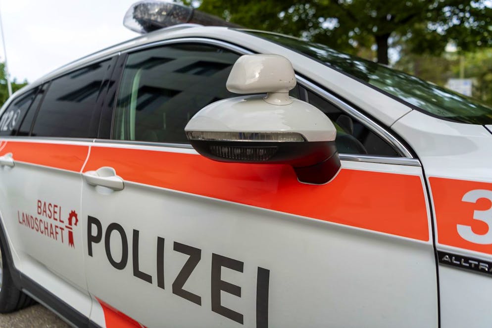 La police de Bâle-Campagne avait reçu vers 16h30 le signalement d'un homme gisant inconscient sur la route.