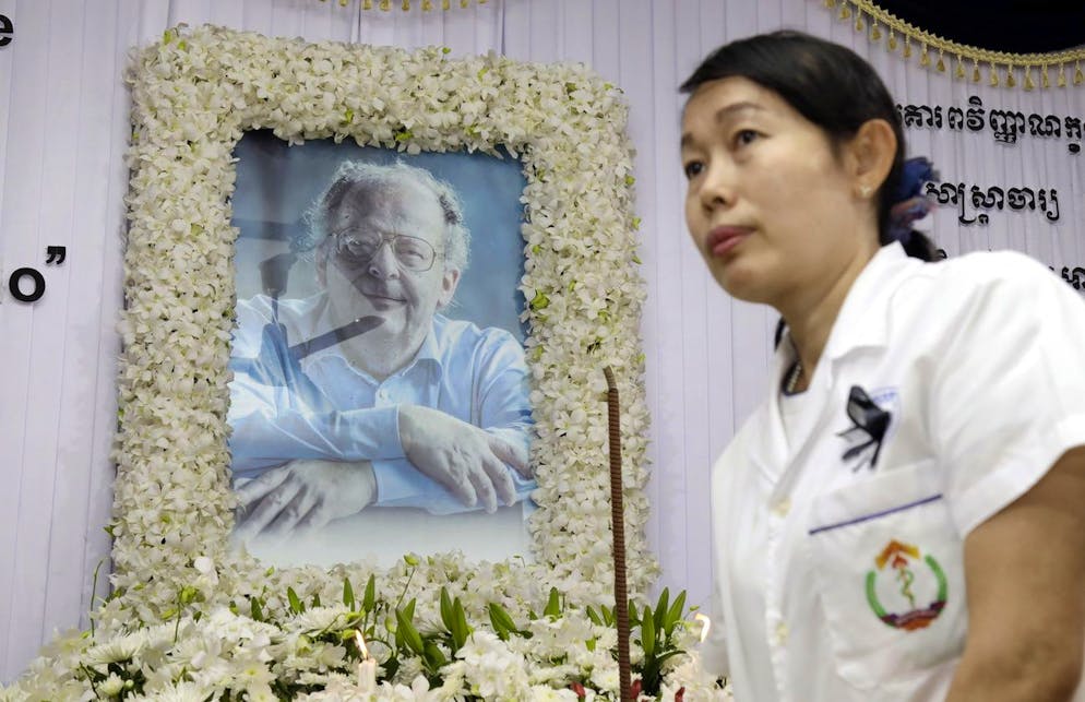 Une infirmière cambodgienne pose devant une photo lors d'une cérémonie en l'honneur du docteur suisse Beat Richner à l'hôpital Kantha Bopha de Phnom Penh, Cambodge, le 11 septembre 2018. Beat Richner a été l'un des fondateurs des hôpitaux pour enfants Kantha Bopha au Cambodge.