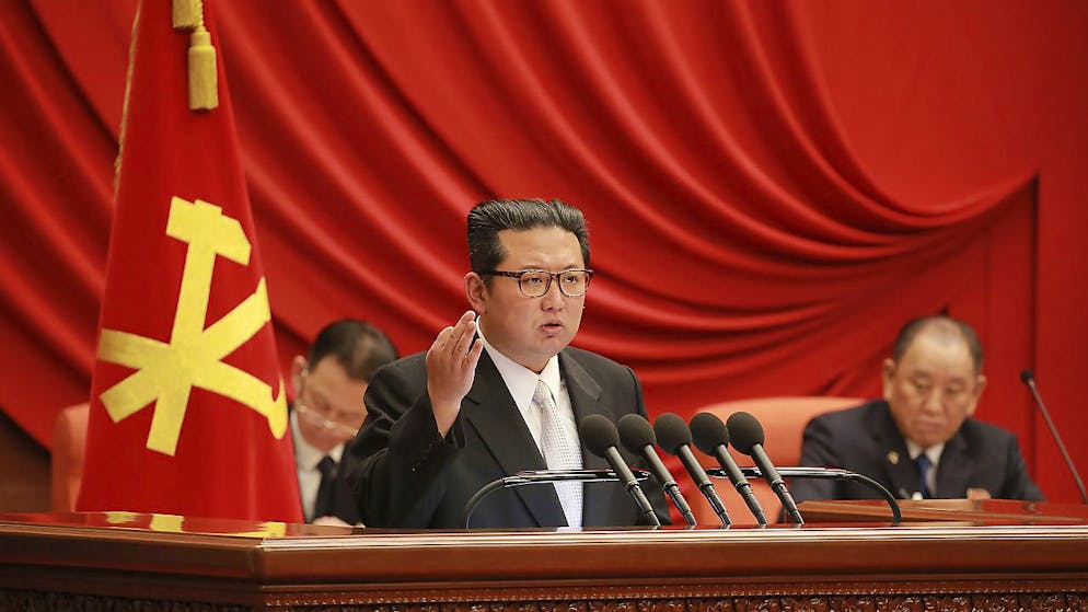 Lors d'une importante réunion du parti au pouvoir la semaine dernière, le dirigeant nord-coréen Kim Jong Un a affirmé sa volonté de renforcer les capacités militaires de son pays, pourtant sous le coup de sanctions internationales (archives).