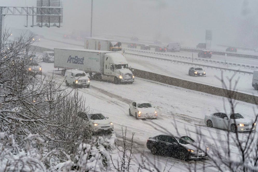 La tempête qui s'est abattue lundi sur la région a déposé une vingtaine de centimètres de neige, paralysant la capitale Washington.