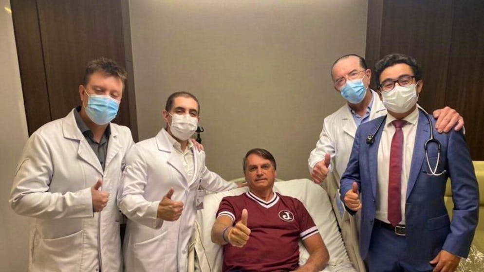 Jair Bolsonaro a publié une photo le montrant entouré de ses médecins.