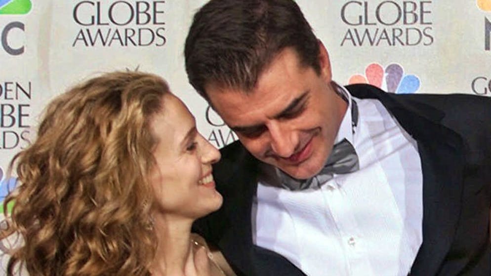Sarah Jessica Parker e Chris Noth in una foto del 2000, quando Sex and the City aveva ottenuto un award come miglior serie tv.
