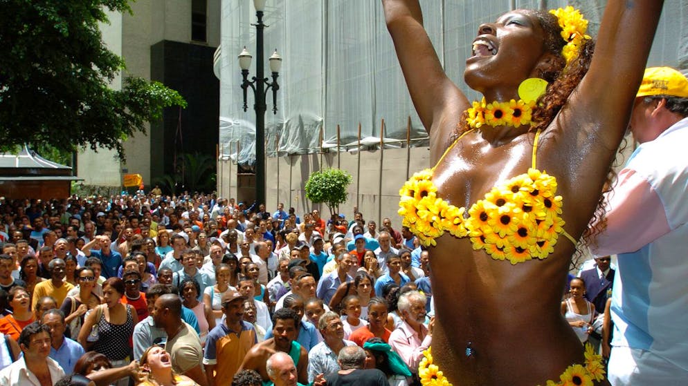 De nombreuses villes brésiliennes sont connues pour leur carnaval de rue, avec les "blocos", cortèges de fêtards rassemblés par milliers pour suivre des groupes musicaux (archives).