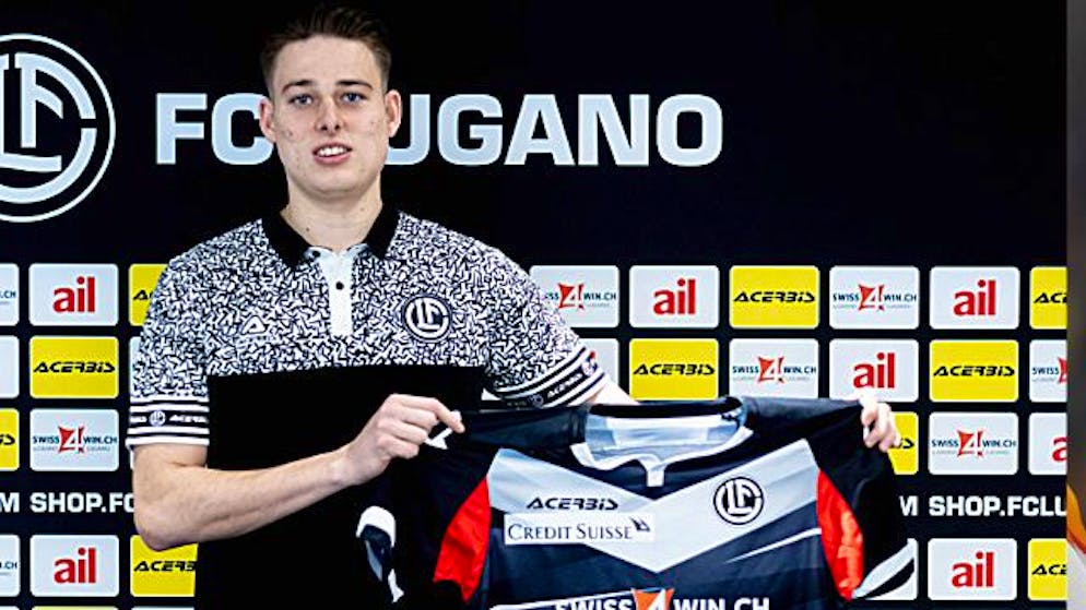 Durrer in posa con la sua nuova maglia.
