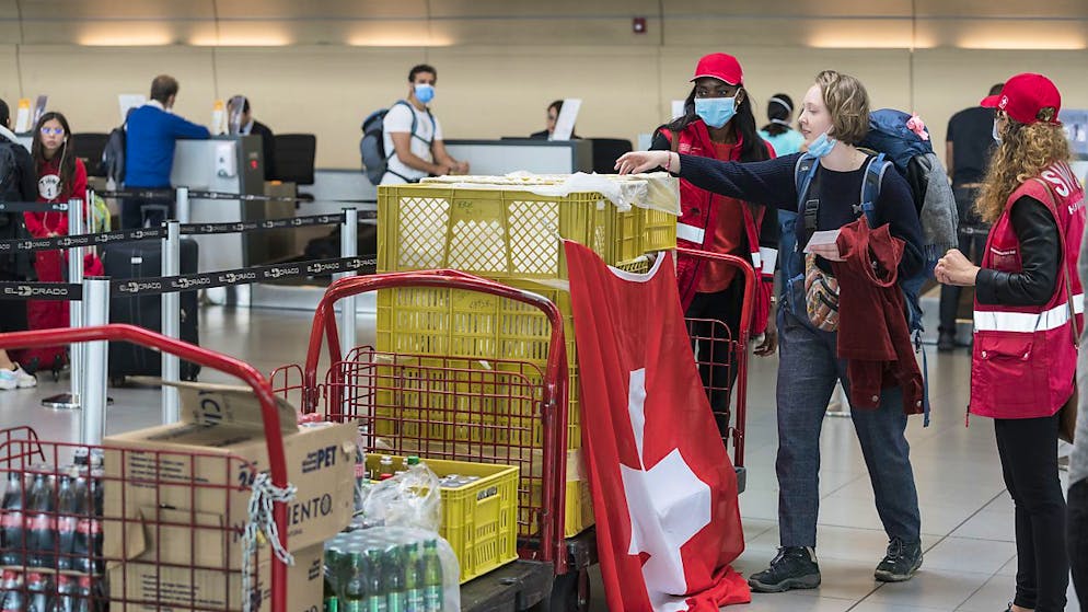 Viaggiatori svizzeri assistiti nel marzo 2020 all'aeroporto di Bogotà (Colombia).