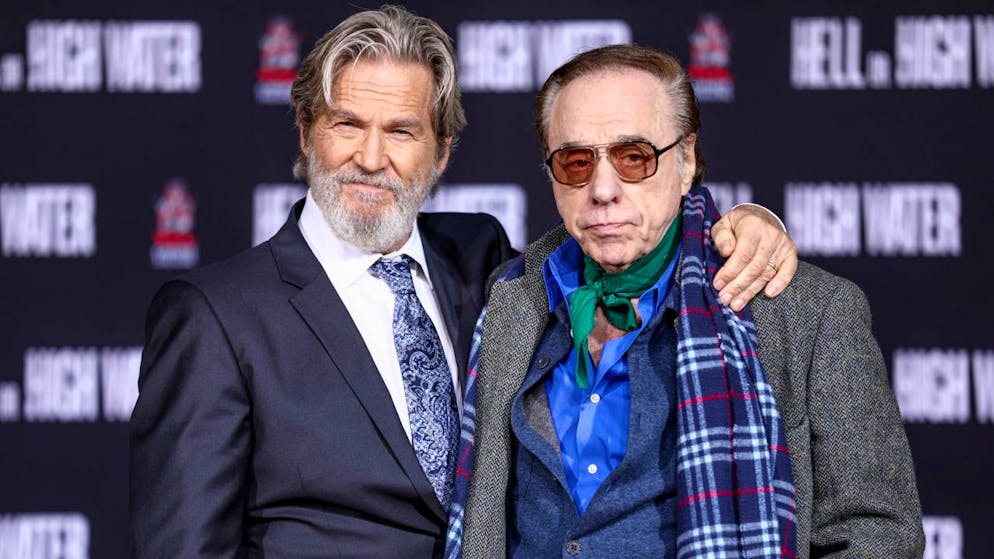 Peter Bogdanovich (à droite) en 2017 avec Jeff Bridges, l'un des acteurs de "La Dernière Séance" (archives).