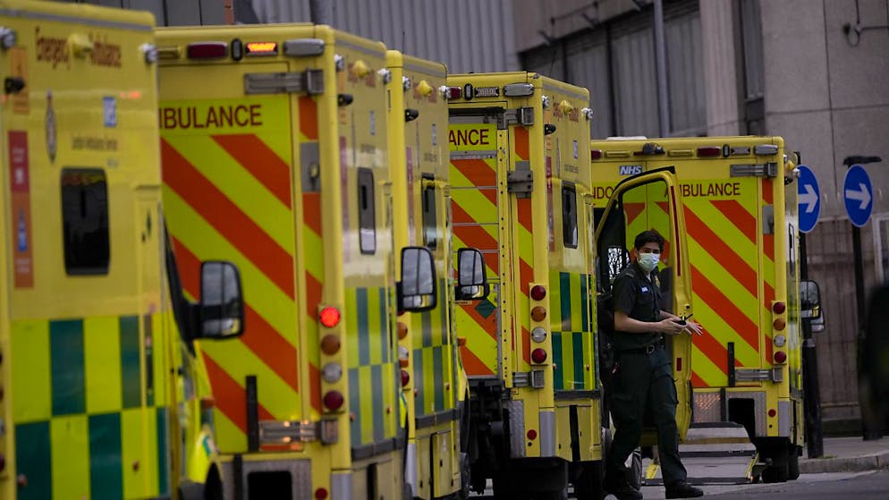 Paramedici al lavoro a Londra al Royal London Hospital.