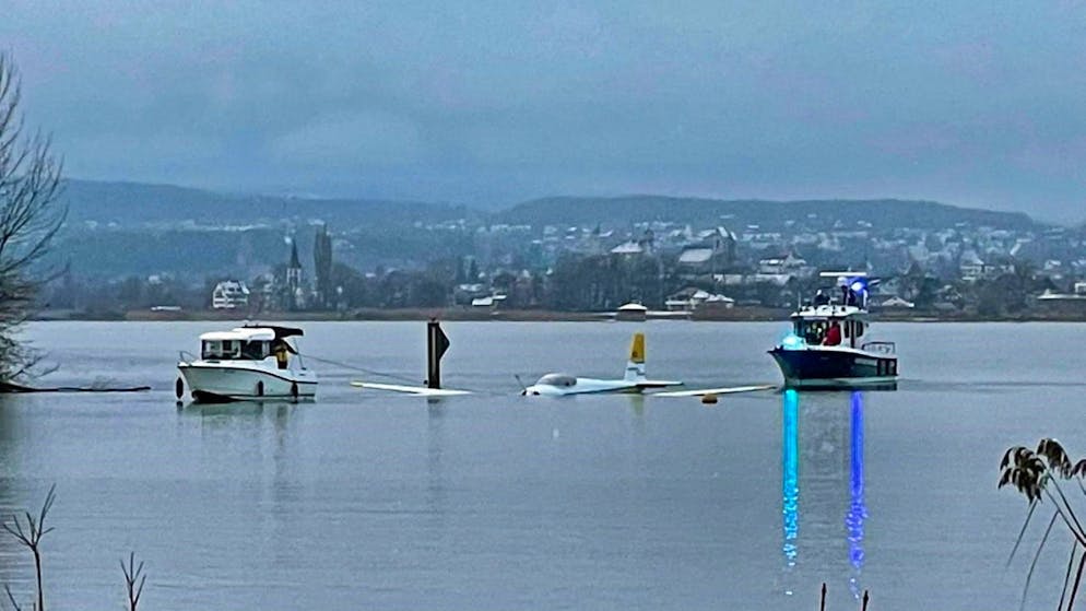 L'aereo precipitato nel Lago di Zurigo è stato trainato a riva dal servizio di soccorso lacuale ed estratto dall'acqua con una gru.