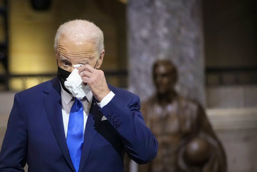 Joe Biden s'essuie les yeux pendant qu'il écoute le discours de la vice-présidente Kamala Harris, le 6 janvier 2022, un an après l'assaut du Capitole par les partisans de Donald Trump.