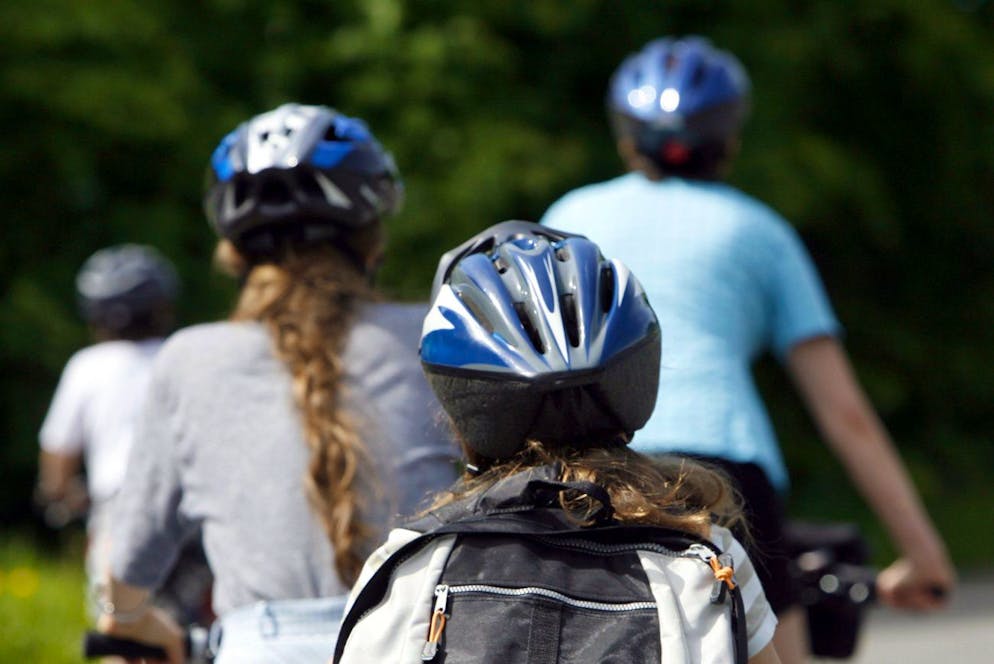 Le Conseil fédéral propose de rendre le port du casque obligatoire pour les 12-16 ans dans le cadre de la révision du droit de la circulation routière, en réaction au nombre croissant de jeunes cyclistes victimes d'accidents graves. (image d'illustration)