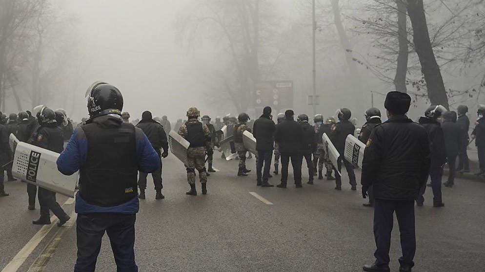 Polizia in assetto anti sommossa presidia la piazza di Almaty.