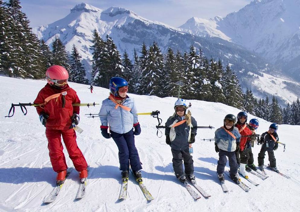 Les camps de ski sont maintenus pour l'instant dans le canton de Neuchâtel, avec test obligatoire pour les élèves et les accompagnants. (image d'illustration)