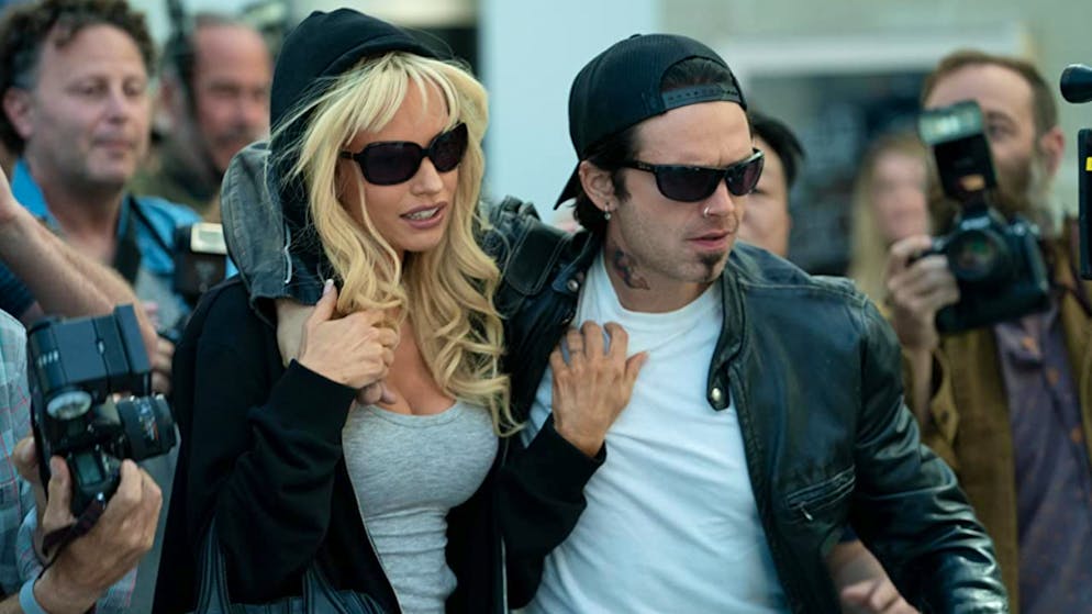 Nein, das sind nicht die echten beiden Skandalnudeln: Lily James und Sebastian Stan schulden der Make-up-Crew wohl vieles.