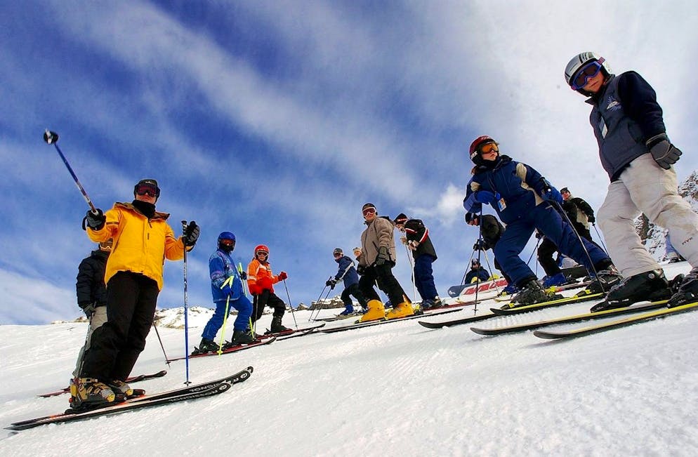 En ce qui concerne les camps de ski, le Conseil d’Etat fribourgeois estime que la décision de les maintenir ou non doit être laissée à l'appréciation de la direction d’école, en concertation avec les autorités communales. (image d'illustration)