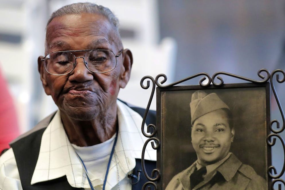 Né en 1909 dans un village de Louisiane au plus fort de la ségrégation dans une famille afro-américaine de 15 enfants, Lawrence Brooks -ici photographié lors de son 110ème anniversaire- a été appelé sous les drapeaux en 1940.