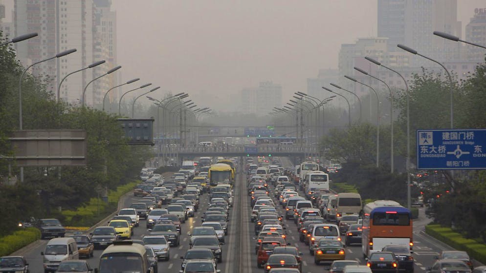 Una strada di Beijing, in Cina, sotto una cappa di smog (foto d'archivio del 17 aprile 2008).