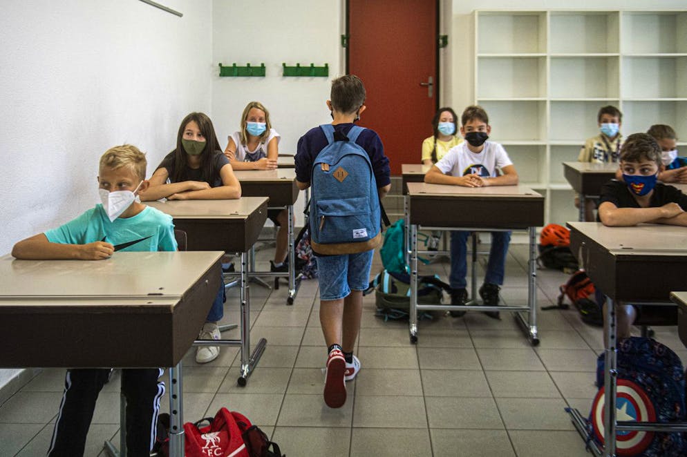 Le masque est dorénavant obligatoire pour l'ensemble des jeunes en formation dès la 5P, soit dès 8 ans, à l'intérieur des bâtiments et dans les transports scolaires. (image d'illustration)