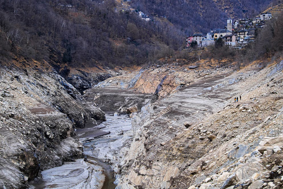 Vogorno (Valle Verzasca): vuotatura lago artificiale diga della Verzasca. Nella foto, insolite passeggiate sul letto del fiume Verzasca dove a causa della vuotatura del lago artificiale della diga riemergono manufatti e strade antiche. © Ti-Press / Samuel Golay